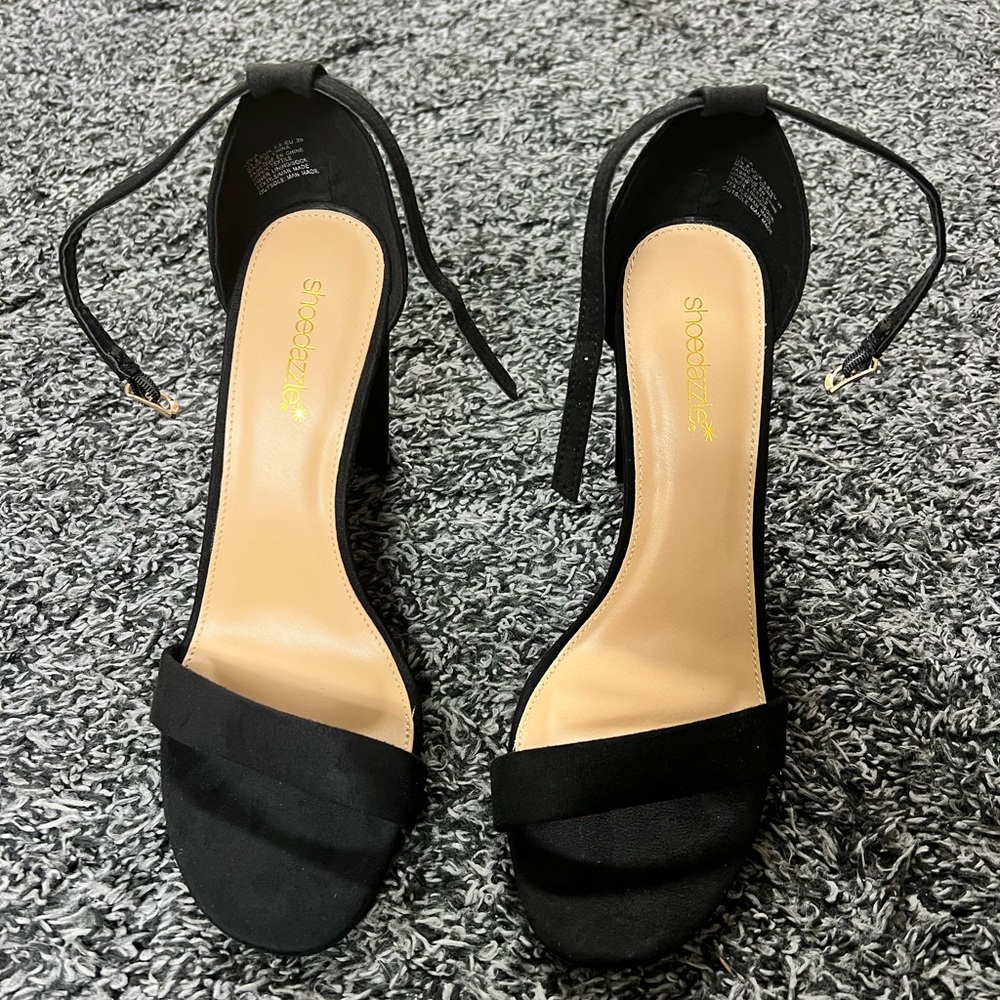 Dress sandals (Never worn, good condition) *Box included*